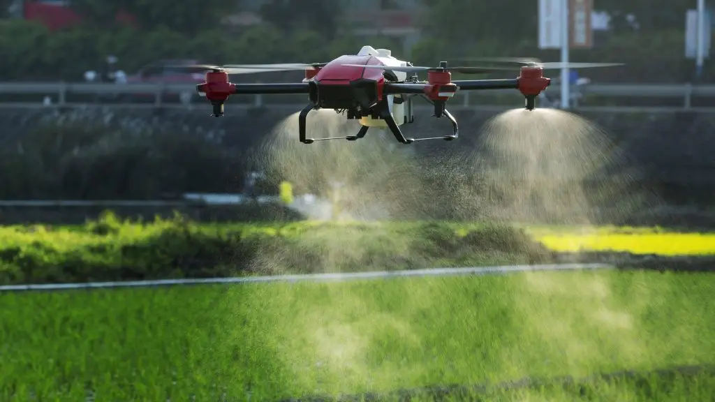 Pulverização de defensivos agrícolas com drones