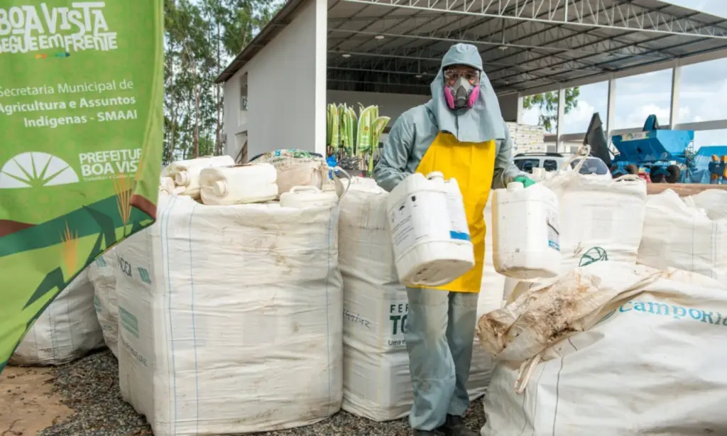 Homem fazeendo o descarte de embalagens de agrotóxicos