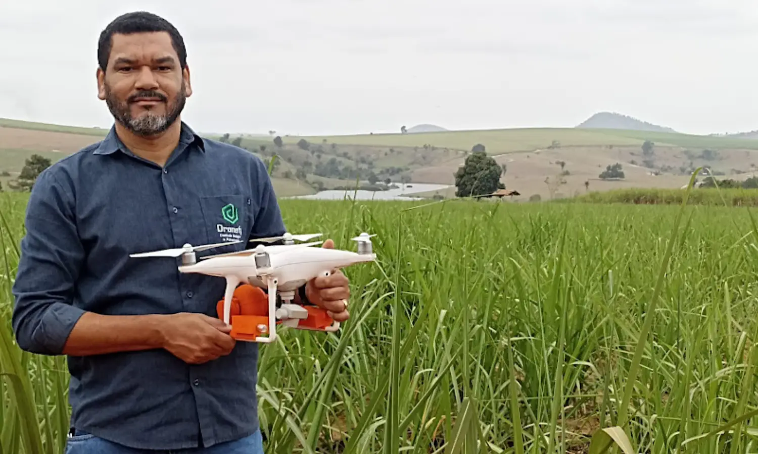 Jovenildo da Dronefy segurando drone para a aplicação de defensivos biológicos