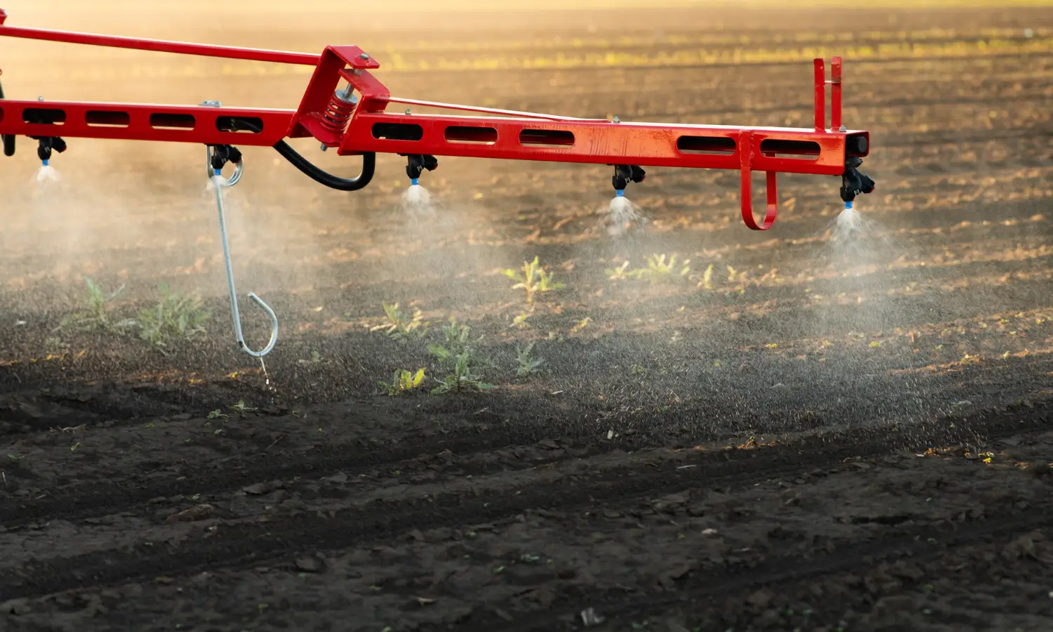 Trator pulverizando plantação com defensivos agrícolas