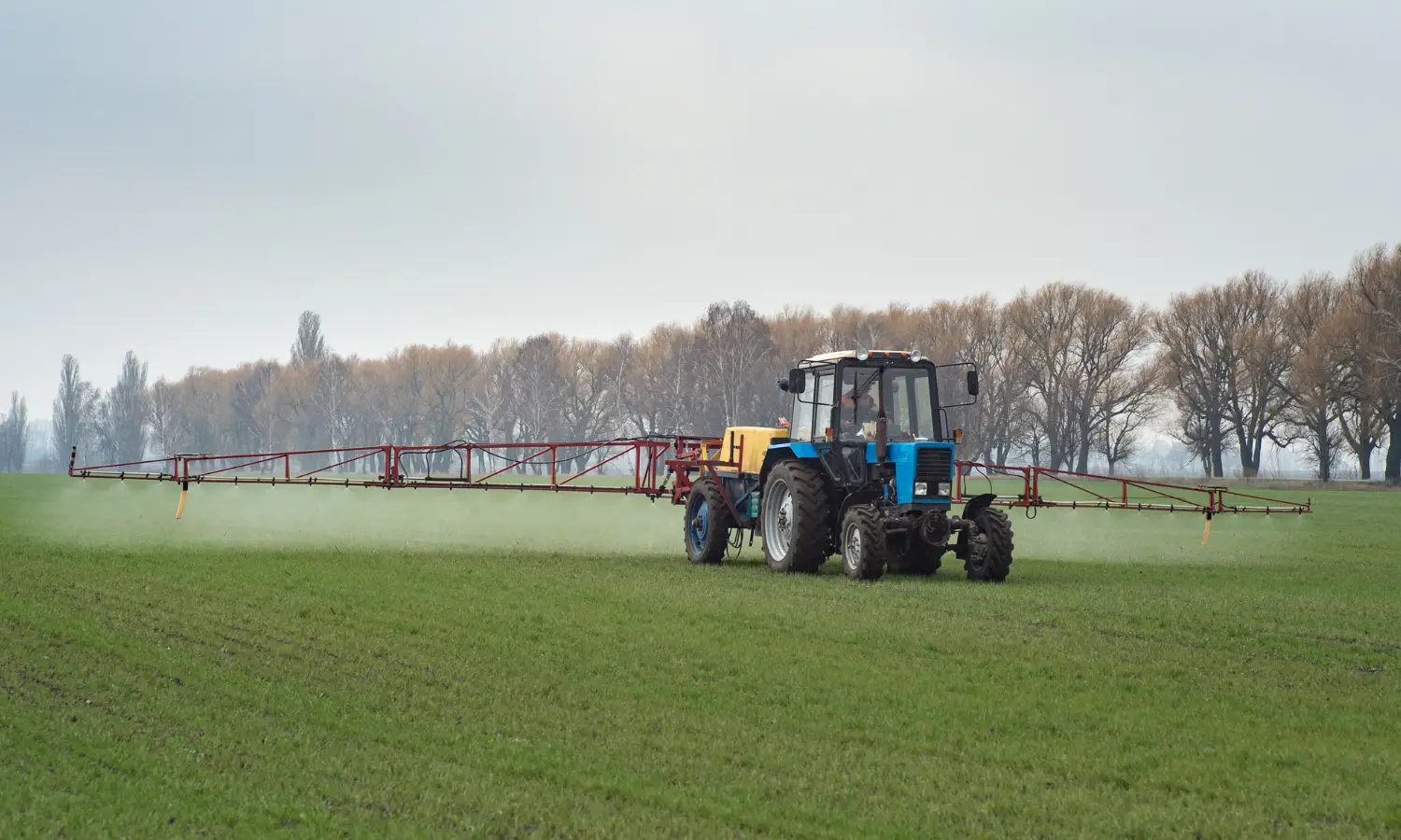 Trator aplicando defensivos agrícolas na lavoura