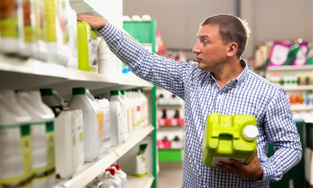 Produtor rural comprando defensivos agrícolas em revenda agrícola