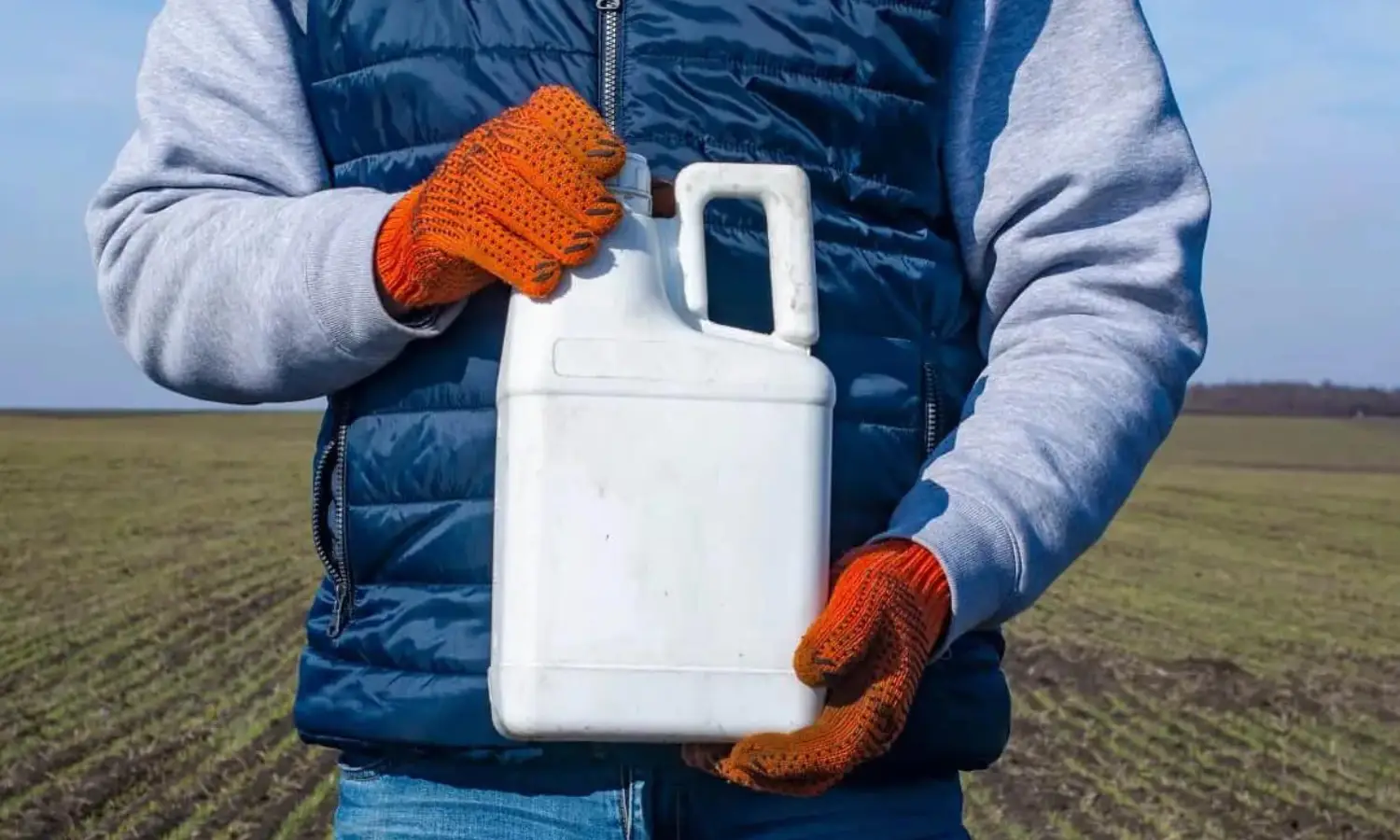 Produtor rural mostrando embalagem de defensivo agrícola