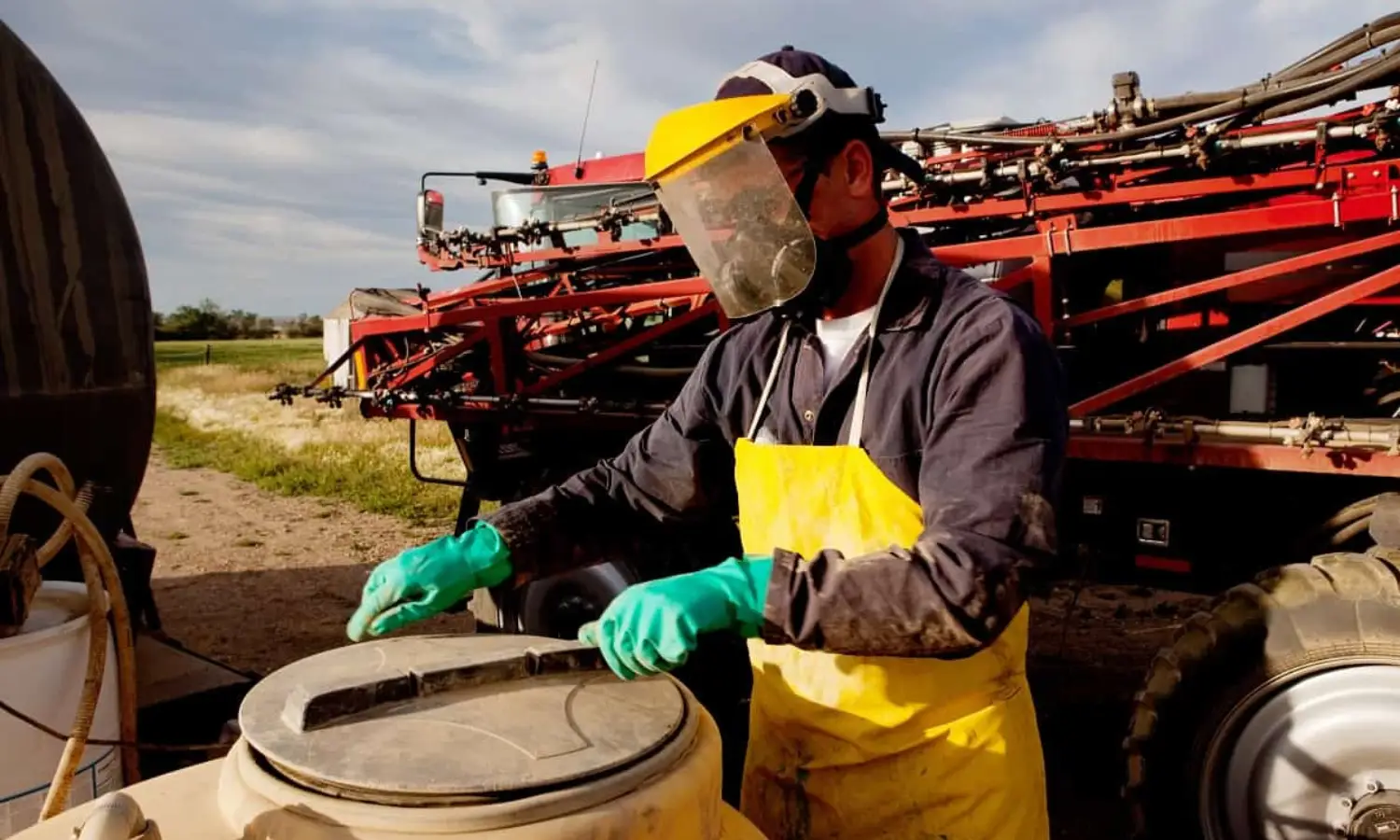 Produtor rural realizando a mistura de defensivos agrícolas