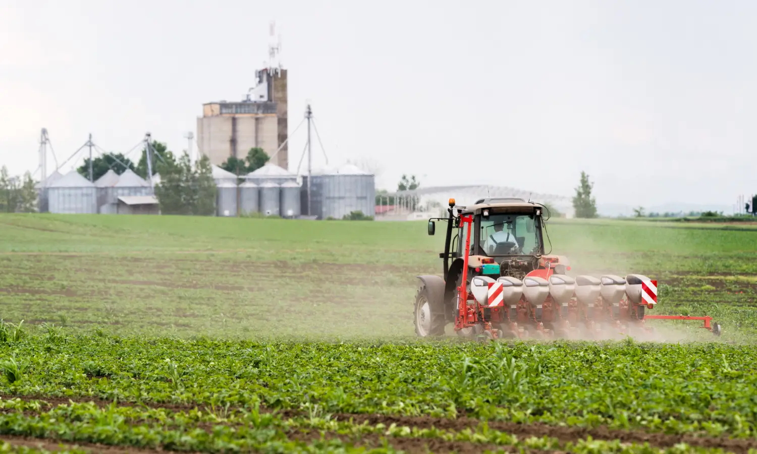 Trator aplicando agroquímicos após consulta fitossanitário no compêndio de defensivos agrícolas