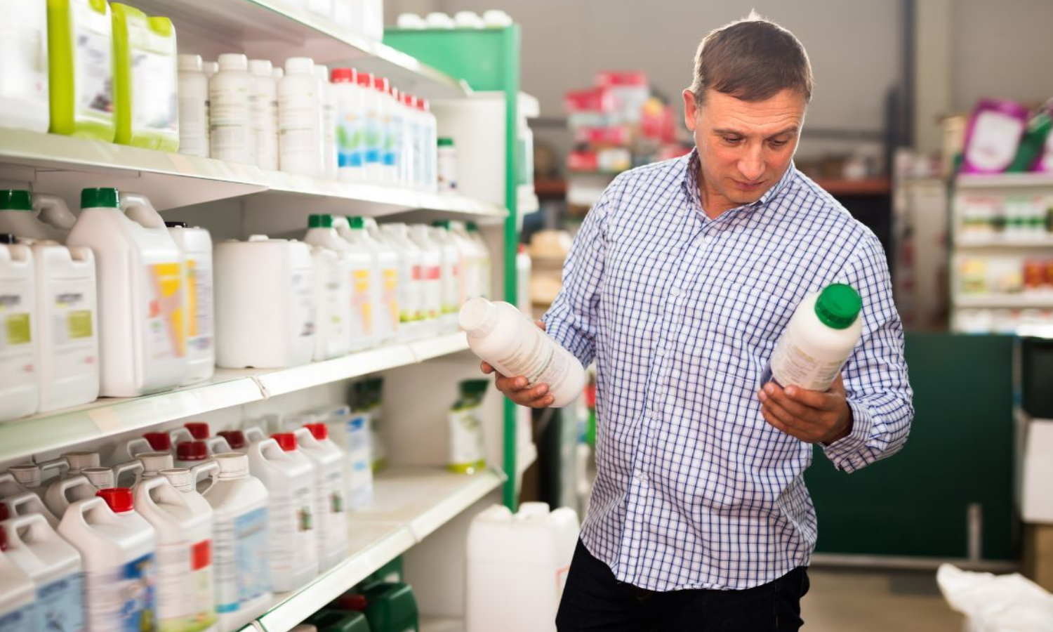 Produtor rural comprando defensivos agrícolas em revenda agrícola