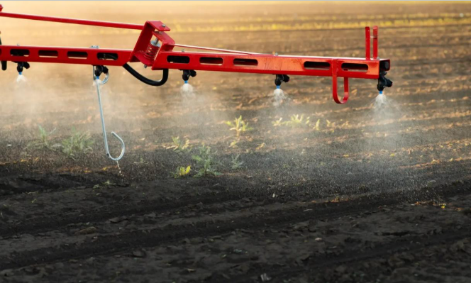 Pulverização agrícola mecanizada para aplicação de defensivos